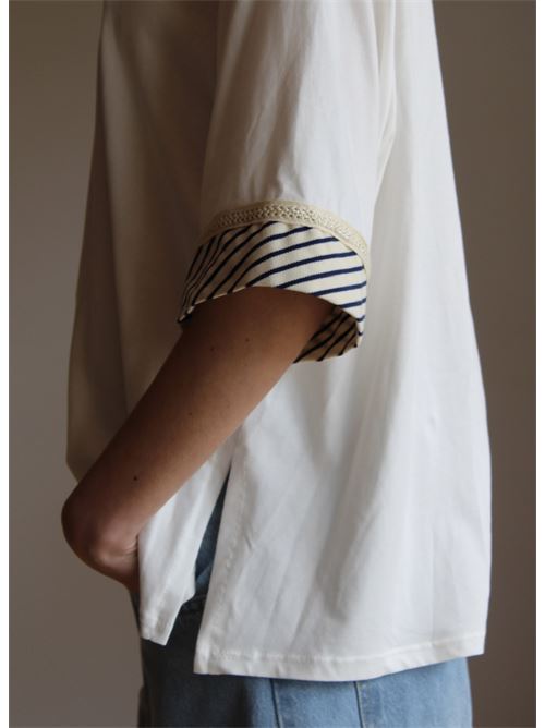 T-shirt con spacchi laterali e ricamo manica DIECI MINUTI | 55137/12